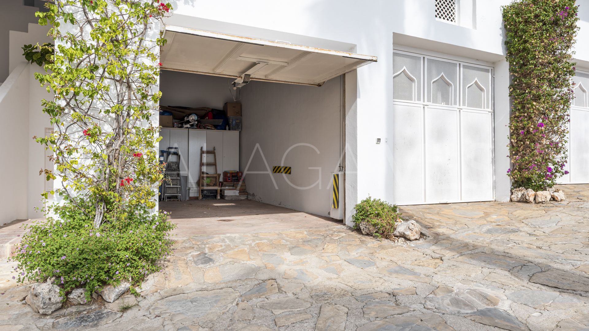 Duplex penthouse for sale in Marbella Golden Mile with 3 bedrooms