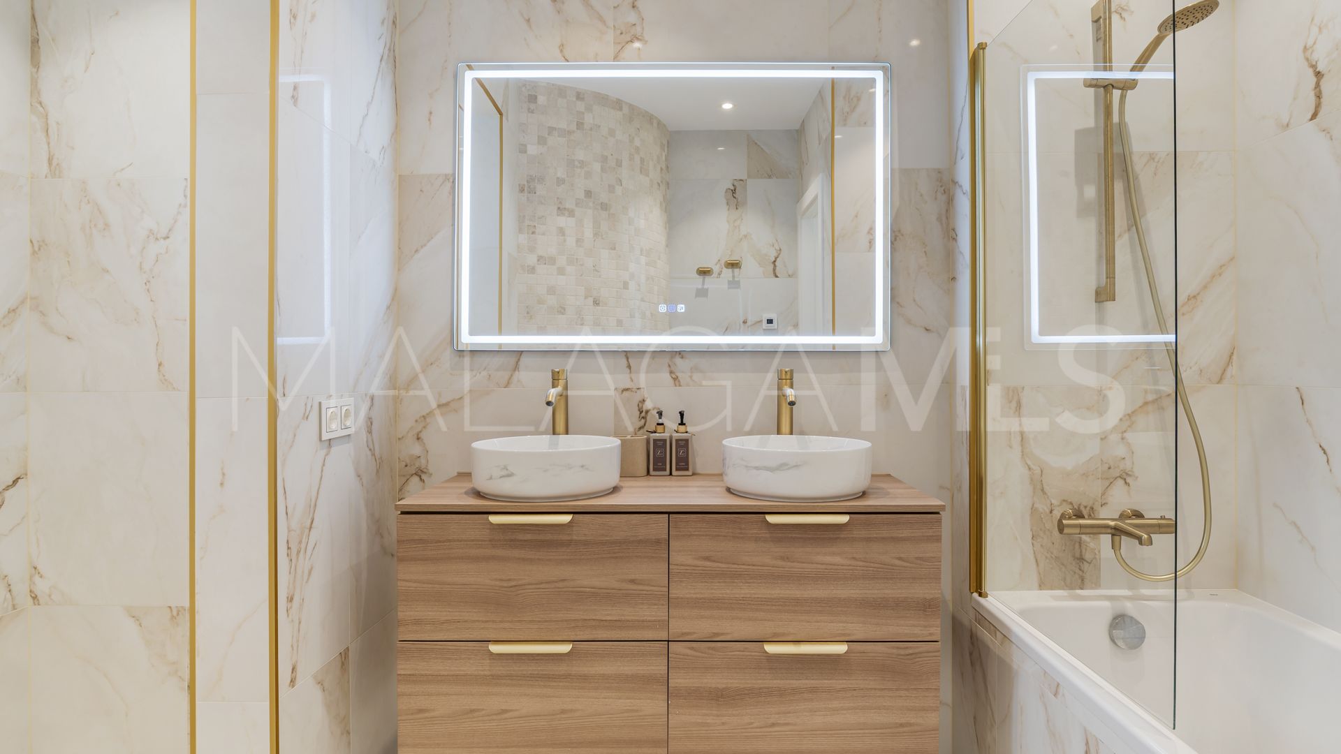 Duplex penthouse for sale in Marbella Golden Mile with 3 bedrooms