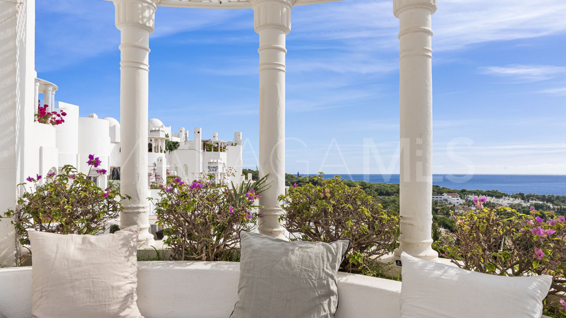 Duplex penthouse for sale in Marbella Golden Mile with 3 bedrooms