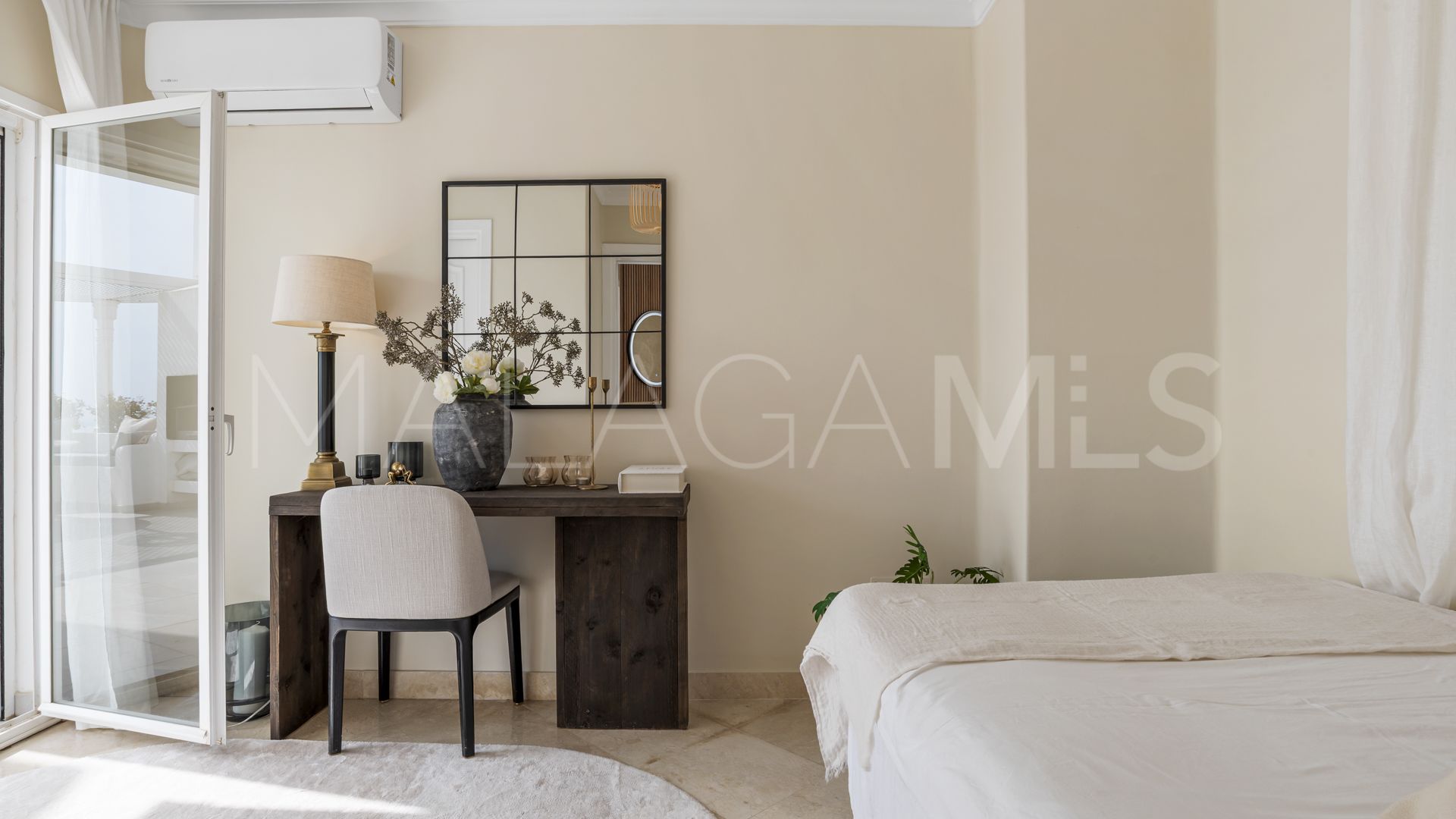 Duplex penthouse for sale in Marbella Golden Mile with 3 bedrooms