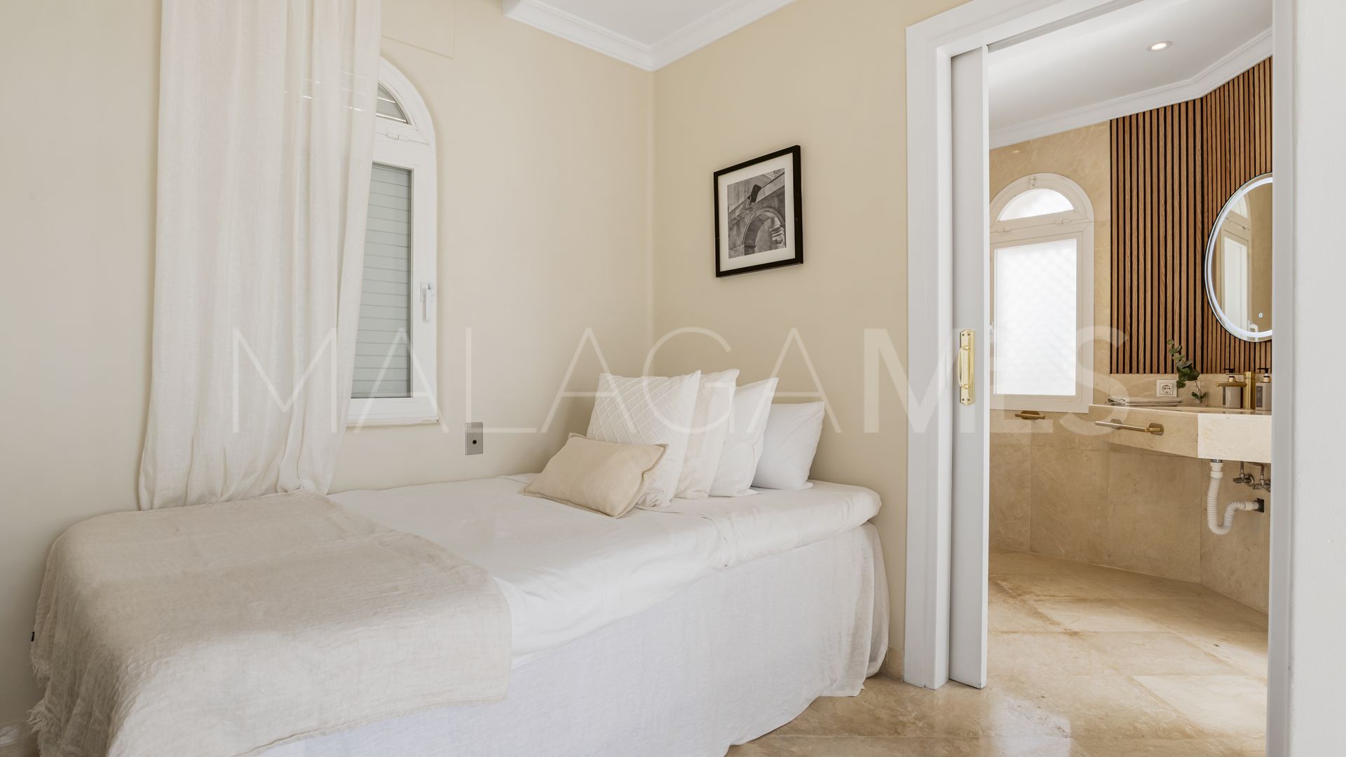 Duplex penthouse for sale in Marbella Golden Mile with 3 bedrooms