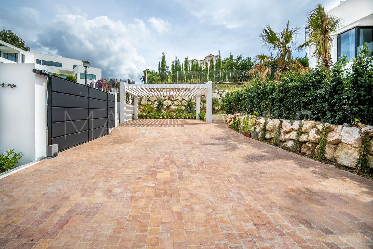 Villa for sale in Nueva Andalucia