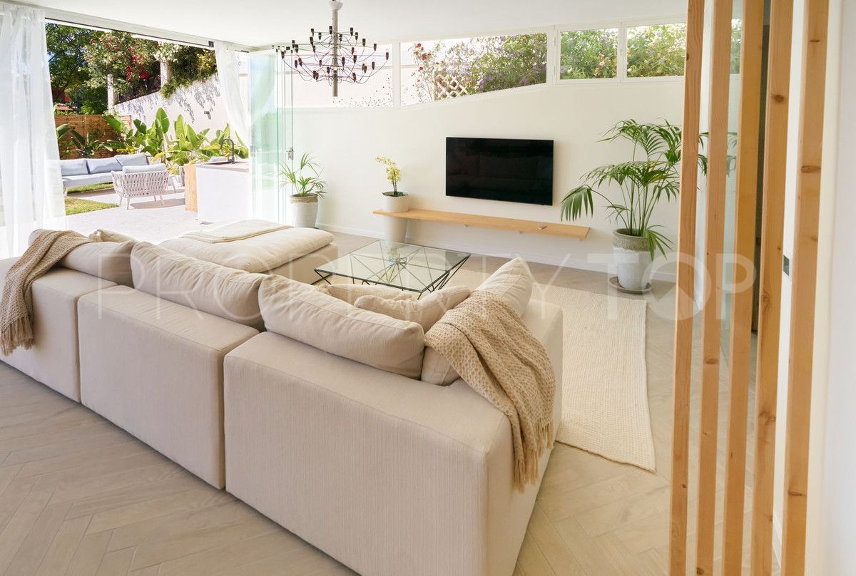 Buy Nueva Andalucia ground floor apartment with 3 bedrooms