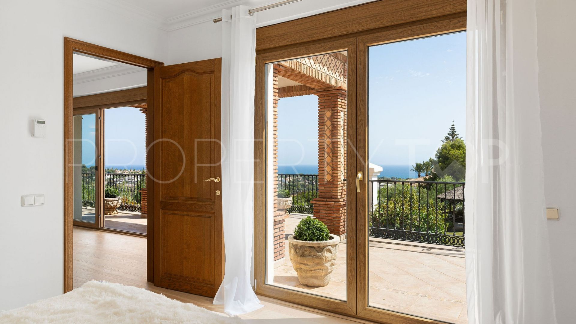 6 bedrooms Estepona East villa for sale