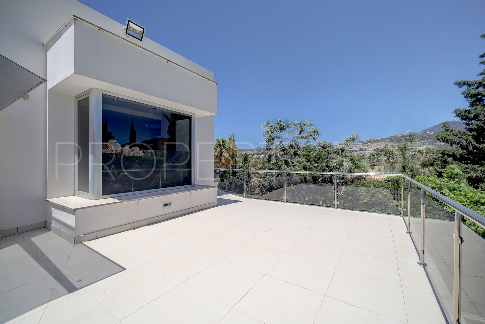 Buy villa in Nueva Andalucia with 5 bedrooms