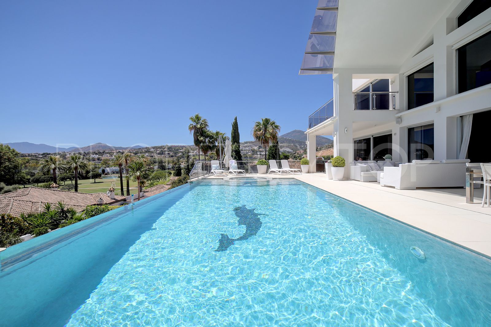 Buy villa in Nueva Andalucia with 5 bedrooms