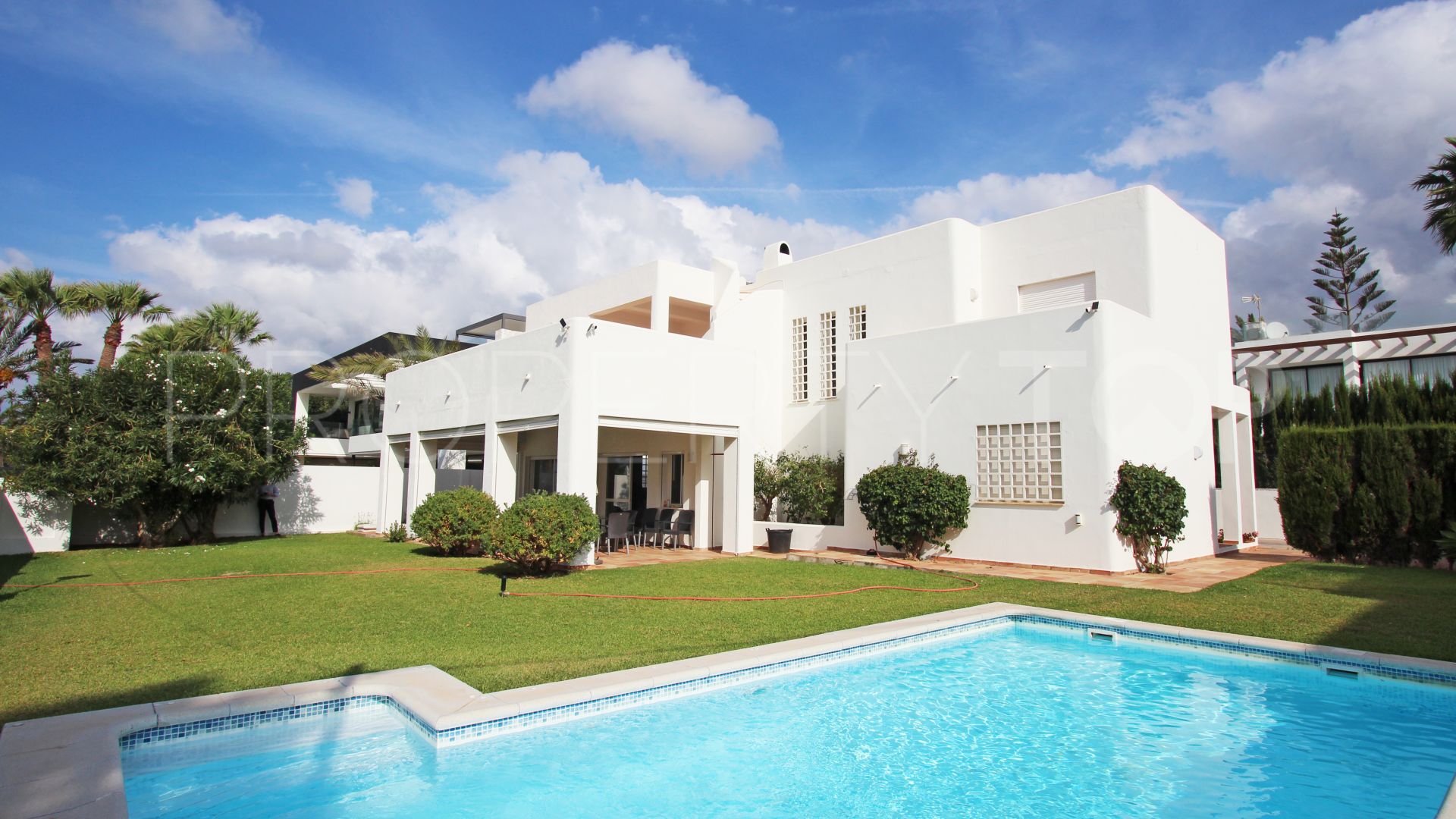 Marbesa 5 bedrooms villa for sale