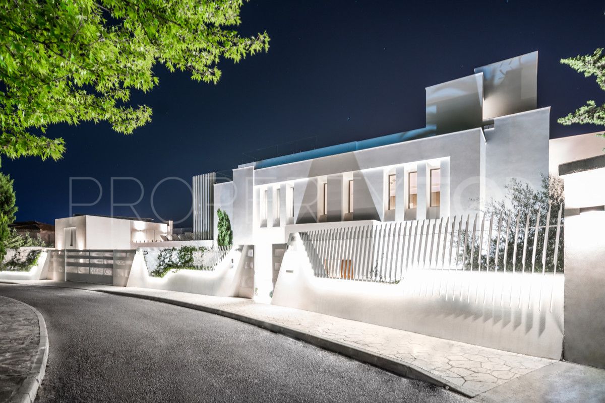 9 bedrooms Nueva Andalucia villa for sale