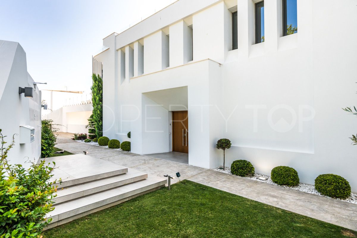 9 bedrooms Nueva Andalucia villa for sale