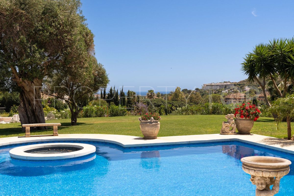 For sale villa with 7 bedrooms in Nueva Andalucia