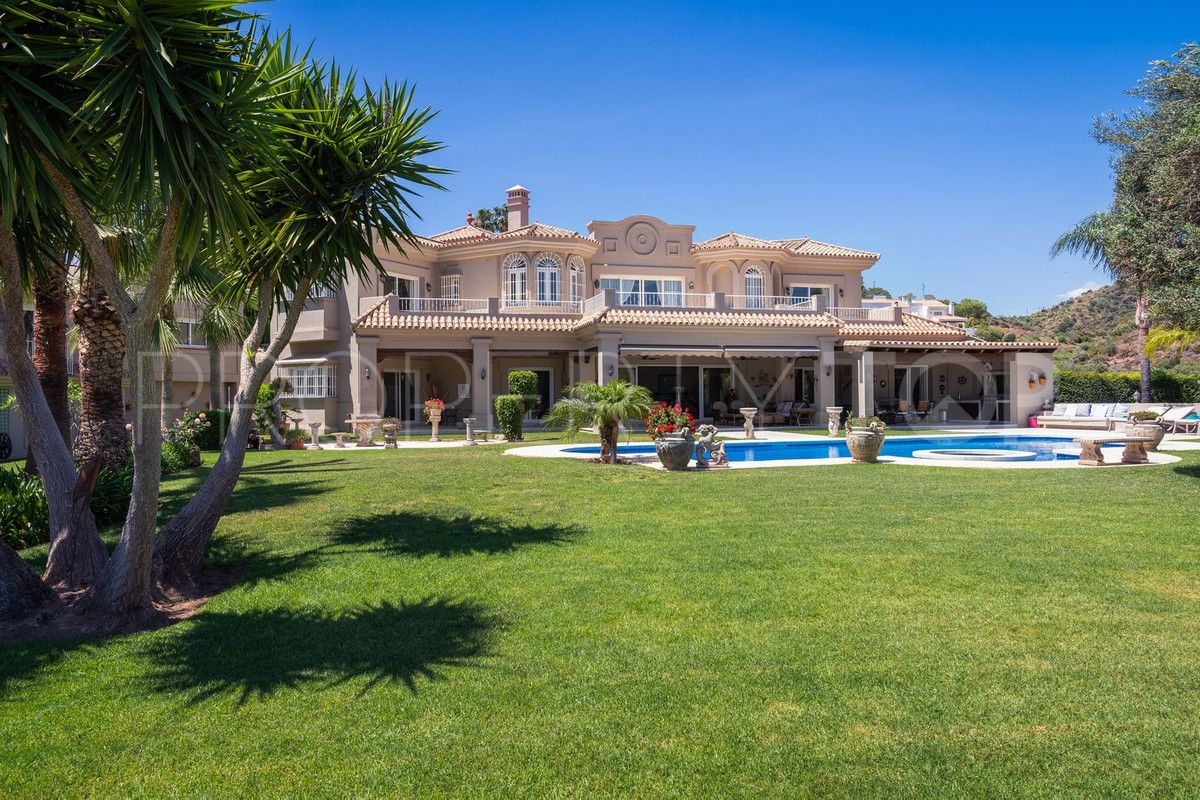 For sale villa with 7 bedrooms in Nueva Andalucia