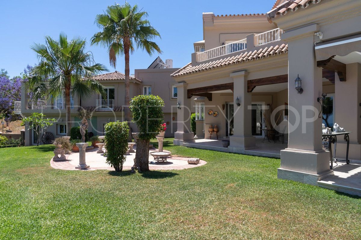 For sale villa with 7 bedrooms in Nueva Andalucia