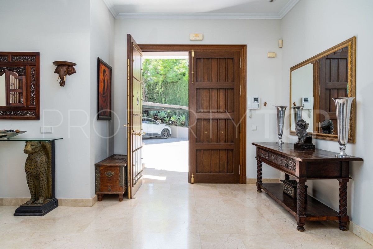 For sale villa with 7 bedrooms in Nueva Andalucia