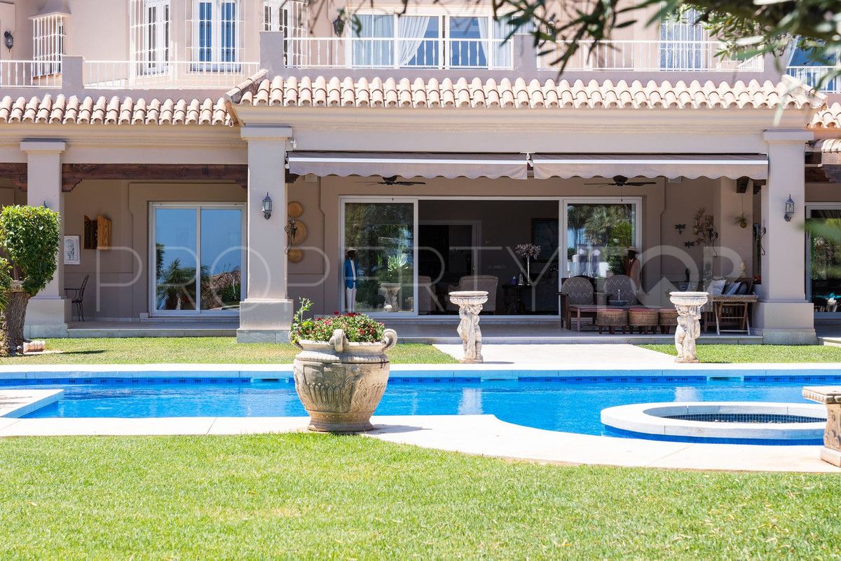 For sale villa with 7 bedrooms in Nueva Andalucia