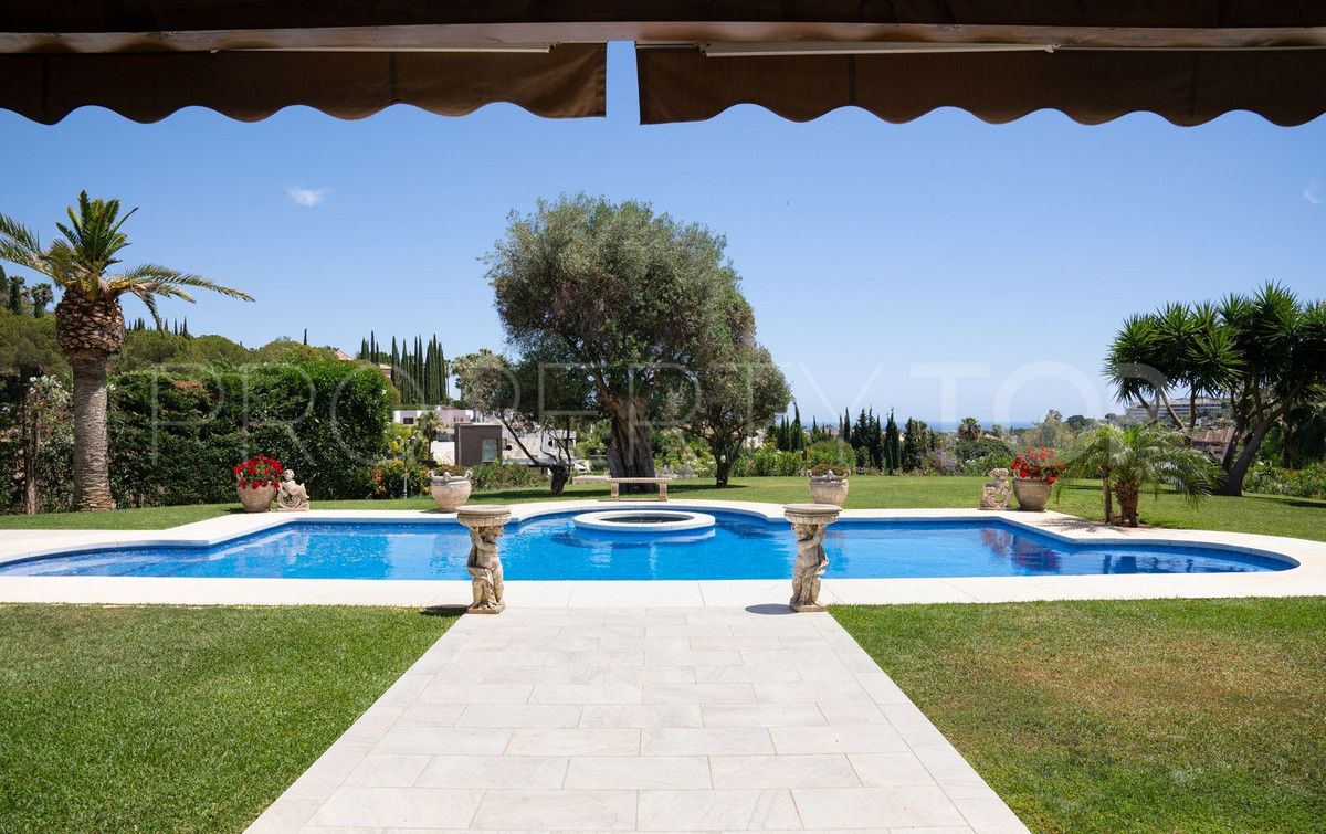 For sale villa with 7 bedrooms in Nueva Andalucia