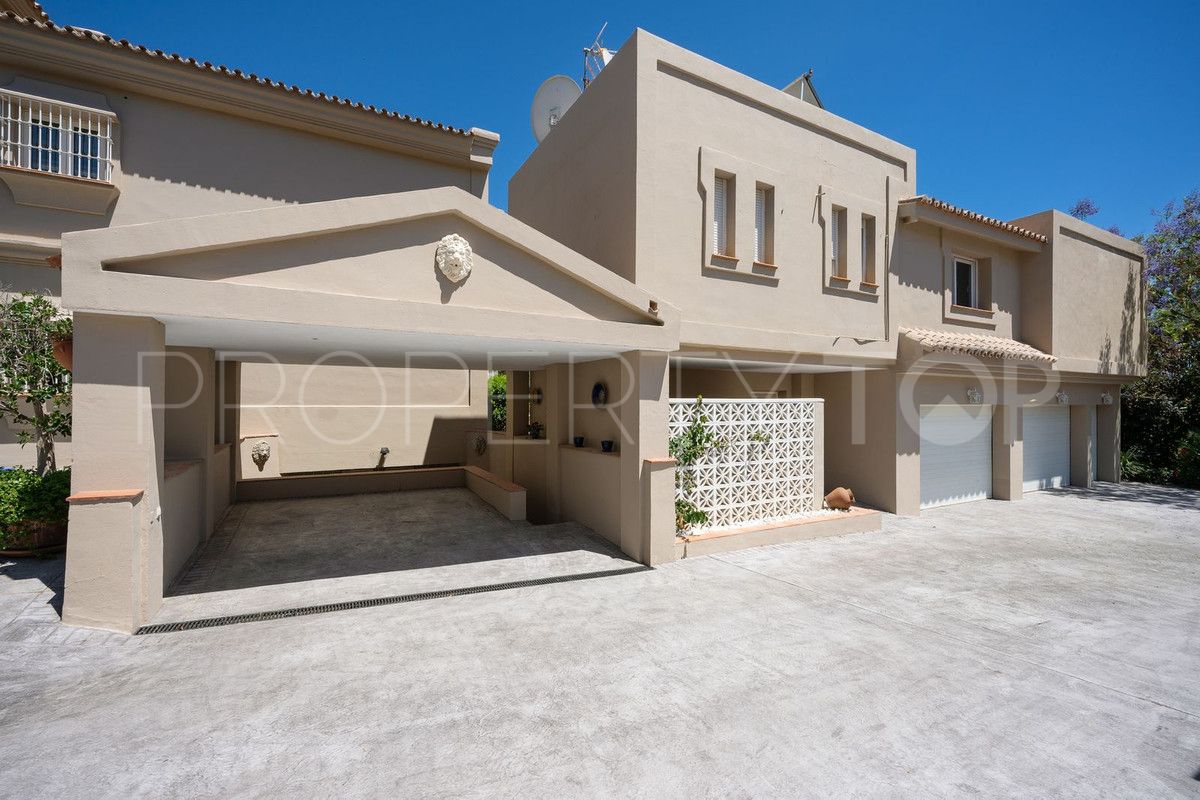 For sale villa with 7 bedrooms in Nueva Andalucia