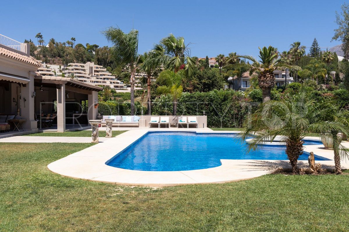 For sale villa with 7 bedrooms in Nueva Andalucia