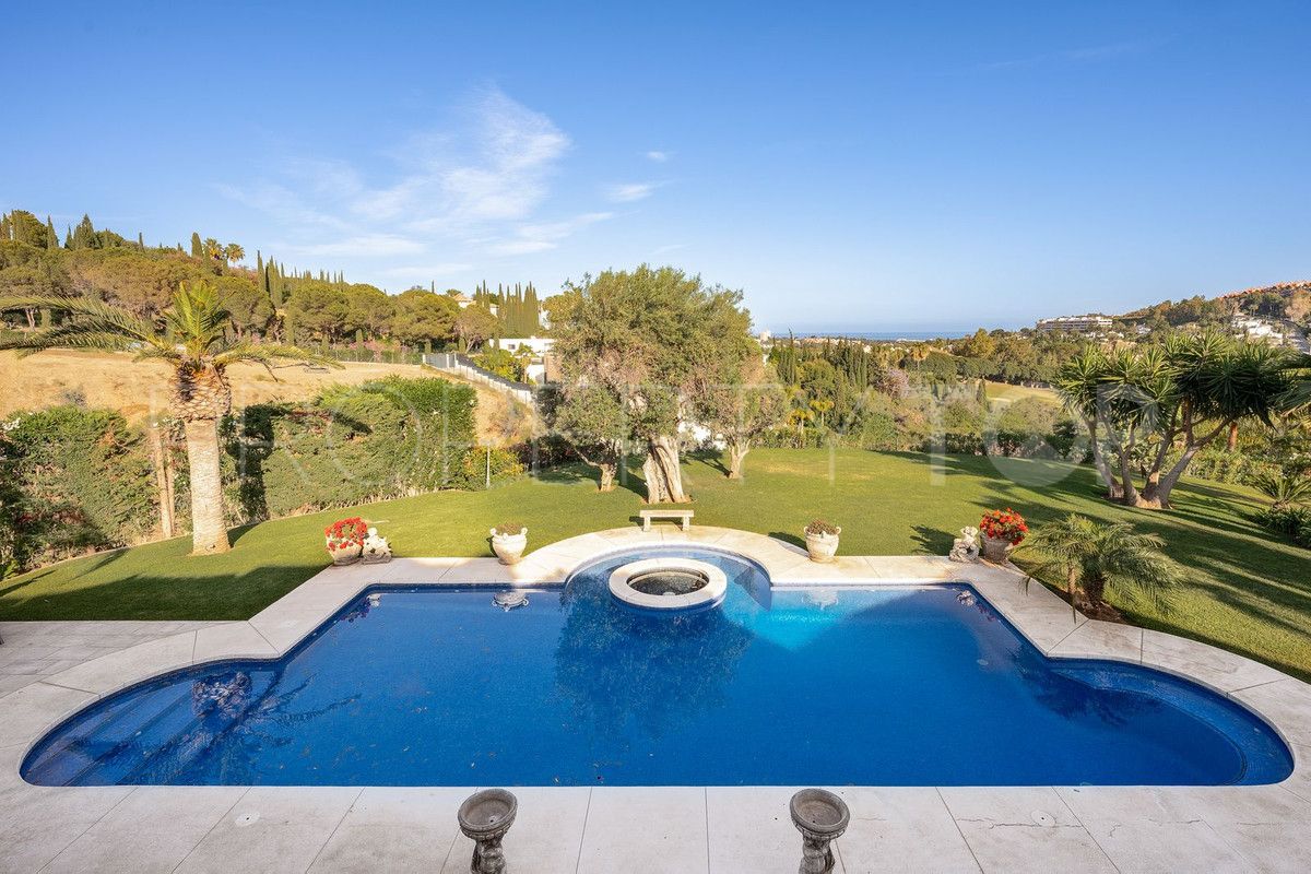 For sale villa with 7 bedrooms in Nueva Andalucia