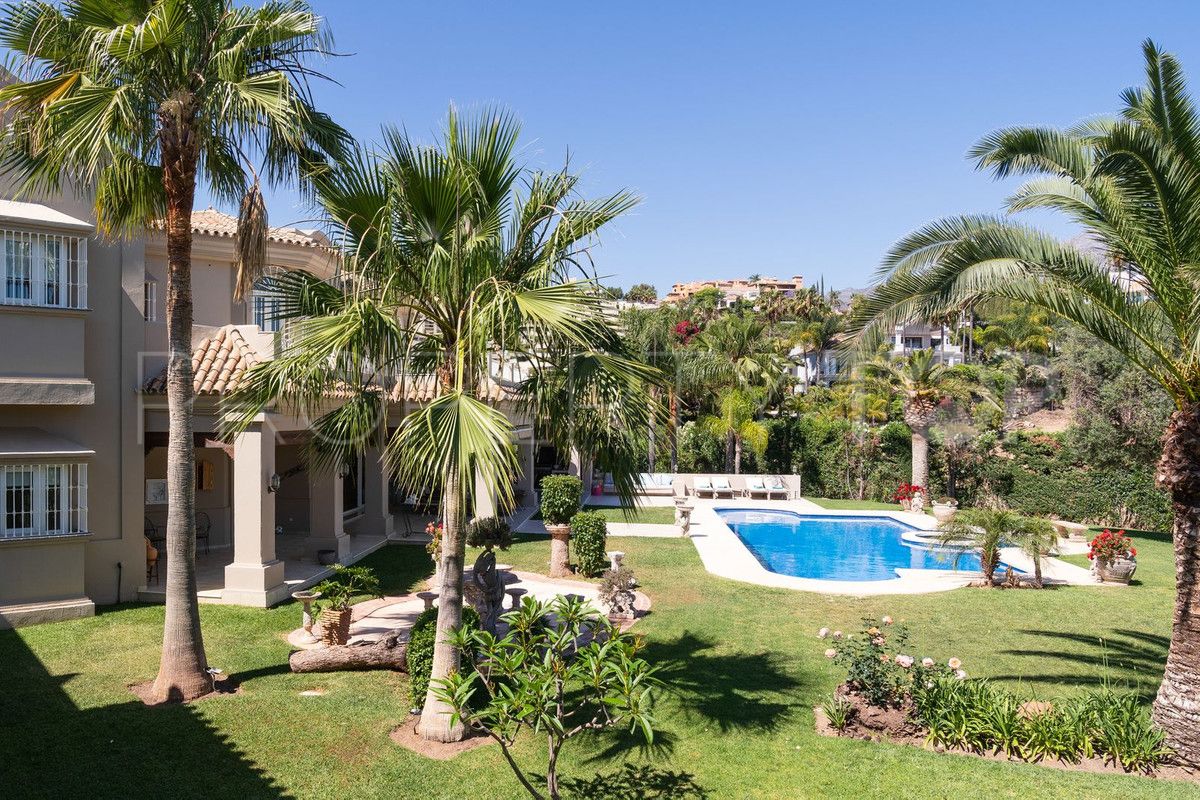 For sale villa with 7 bedrooms in Nueva Andalucia