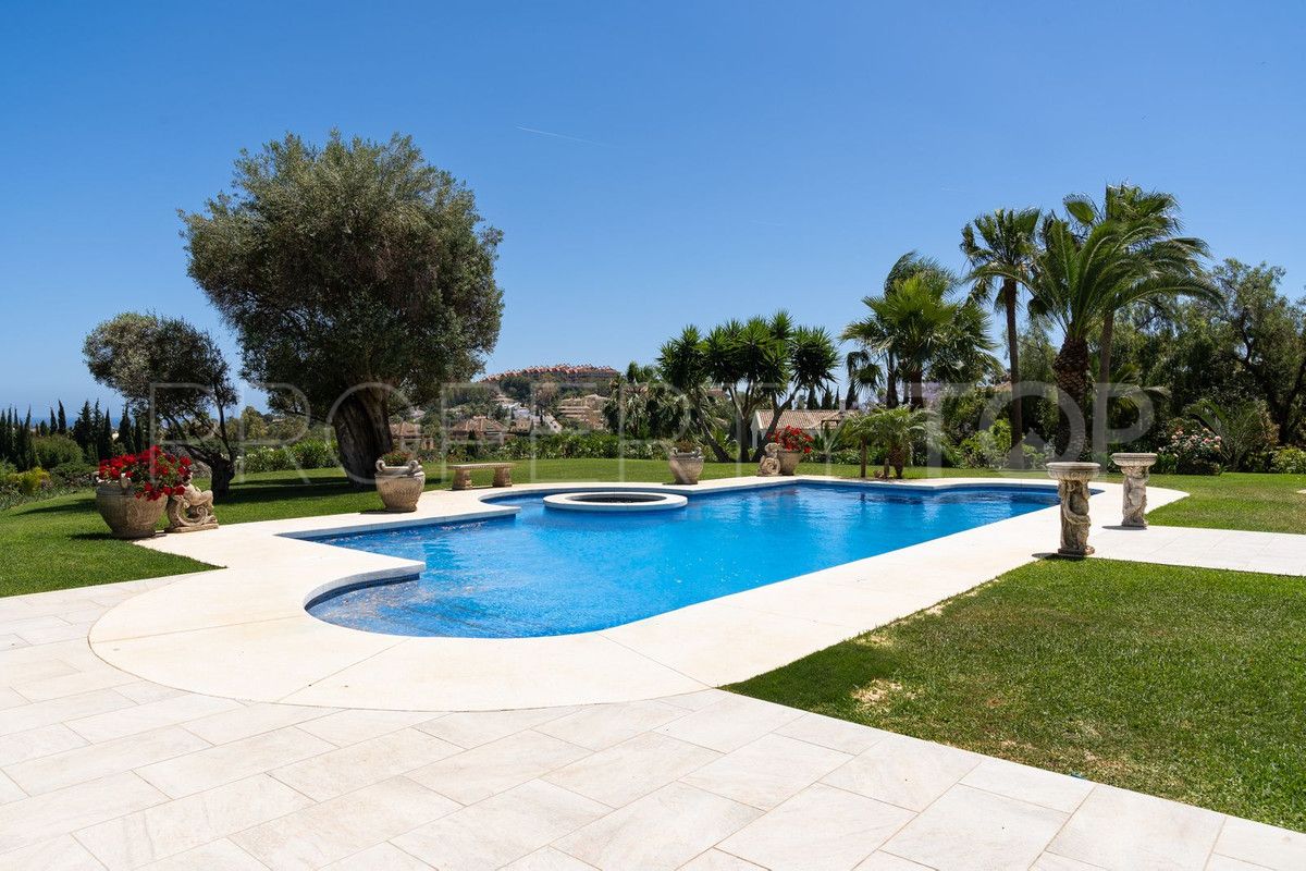 For sale villa with 7 bedrooms in Nueva Andalucia