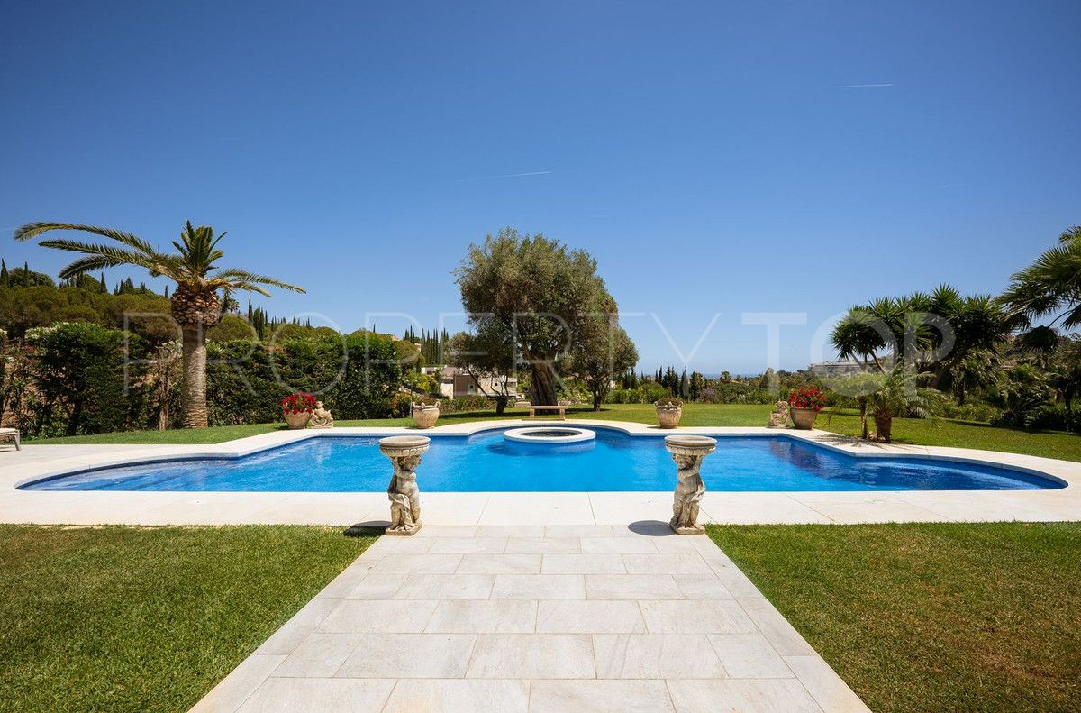 For sale villa with 7 bedrooms in Nueva Andalucia