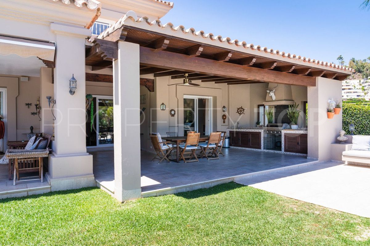 For sale villa with 7 bedrooms in Nueva Andalucia