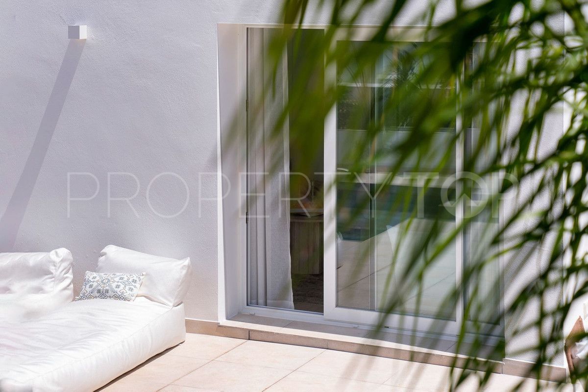 Buy villa in Nueva Andalucia with 4 bedrooms