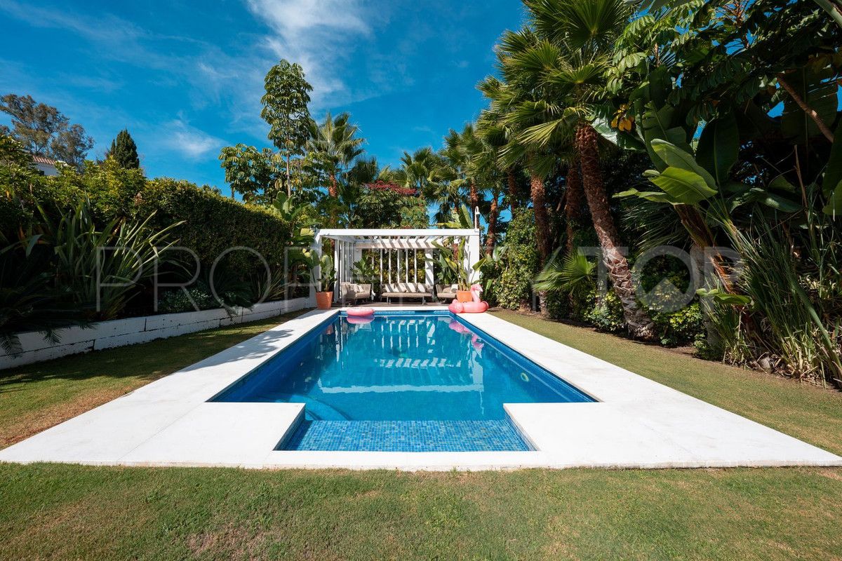 Villa for sale in Nueva Andalucia