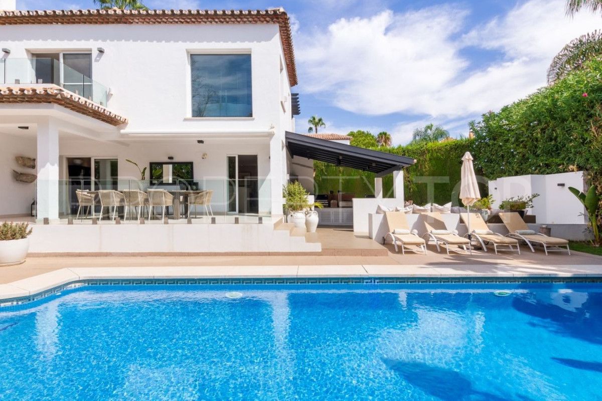 Villa for sale in Nueva Andalucia with 4 bedrooms