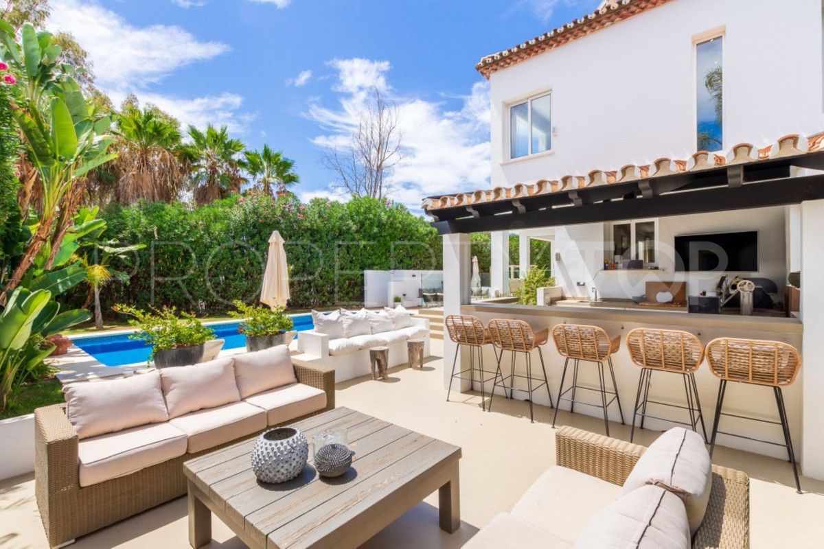 Villa en venta con 4 dormitorios en Nueva Andalucia