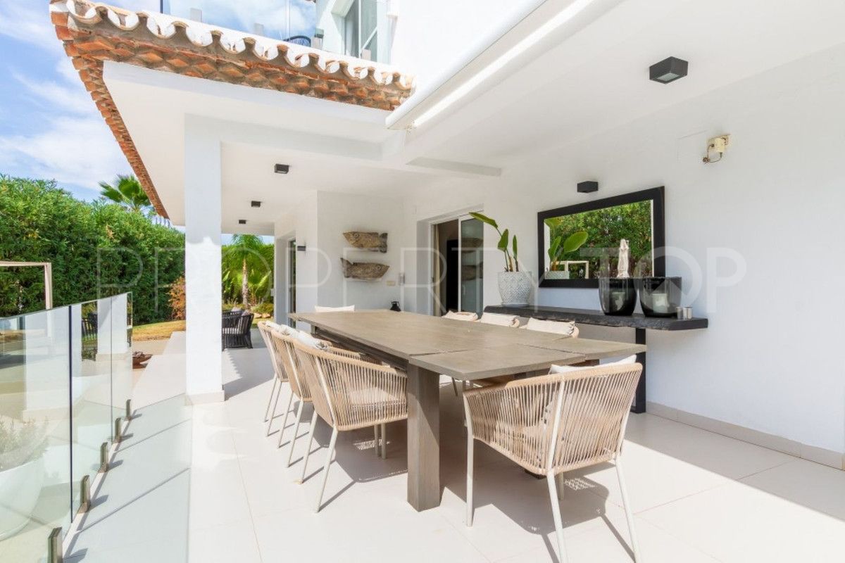 Villa for sale in Nueva Andalucia with 4 bedrooms