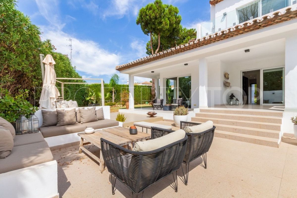 Villa en venta con 4 dormitorios en Nueva Andalucia