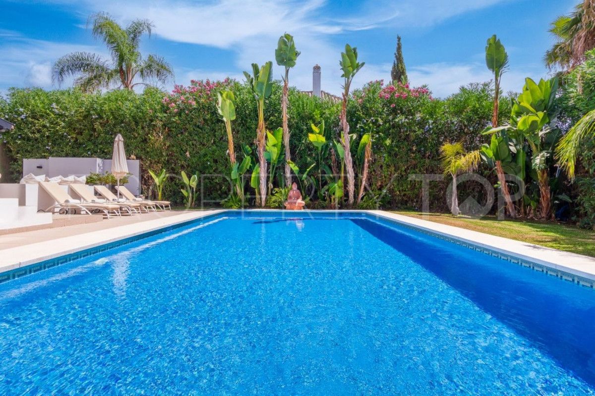 Villa for sale in Nueva Andalucia with 4 bedrooms