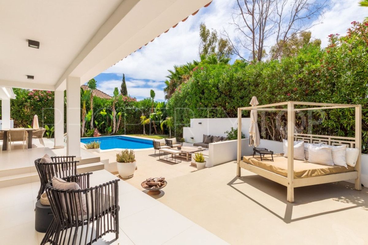 Villa en venta con 4 dormitorios en Nueva Andalucia