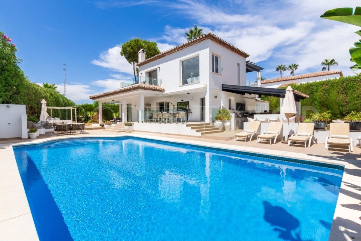 Villa for sale in Nueva Andalucia with 4 bedrooms