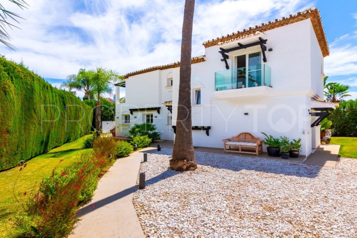 Villa for sale in Nueva Andalucia with 4 bedrooms