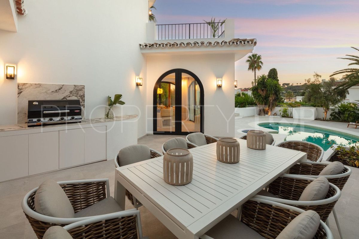 Buy villa with 5 bedrooms in Nueva Andalucia