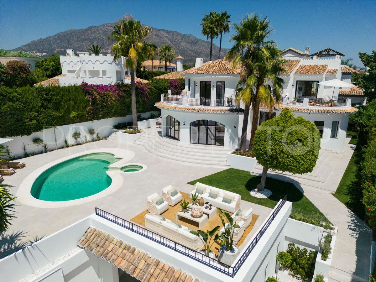 Buy villa with 5 bedrooms in Nueva Andalucia