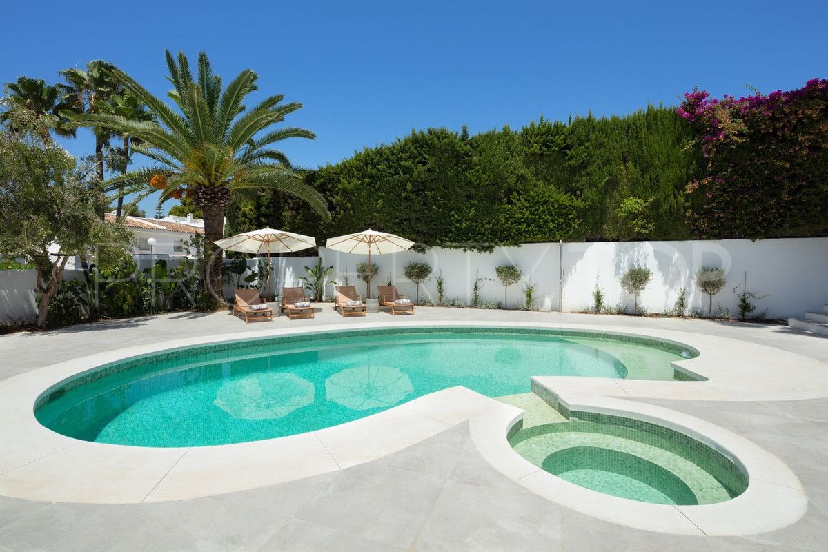 Buy villa with 5 bedrooms in Nueva Andalucia