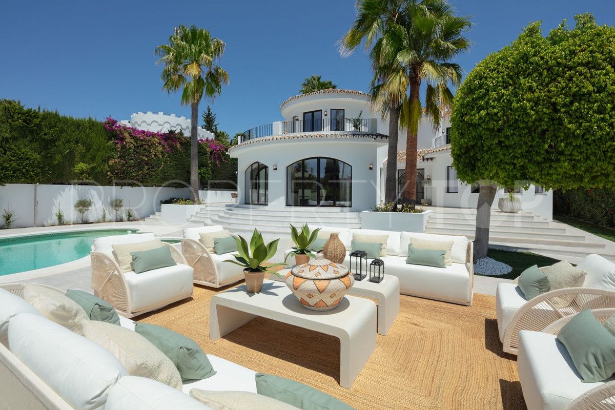 Buy villa with 5 bedrooms in Nueva Andalucia