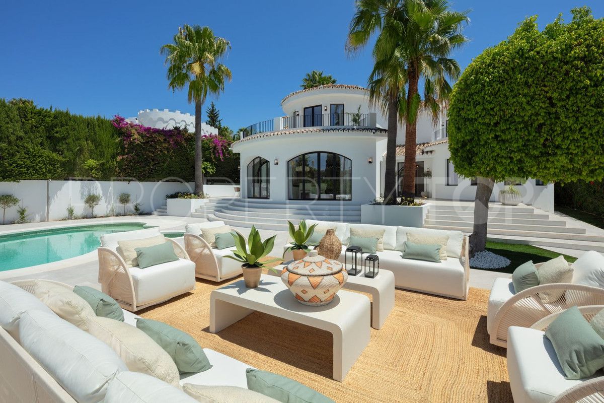 Buy villa with 5 bedrooms in Nueva Andalucia