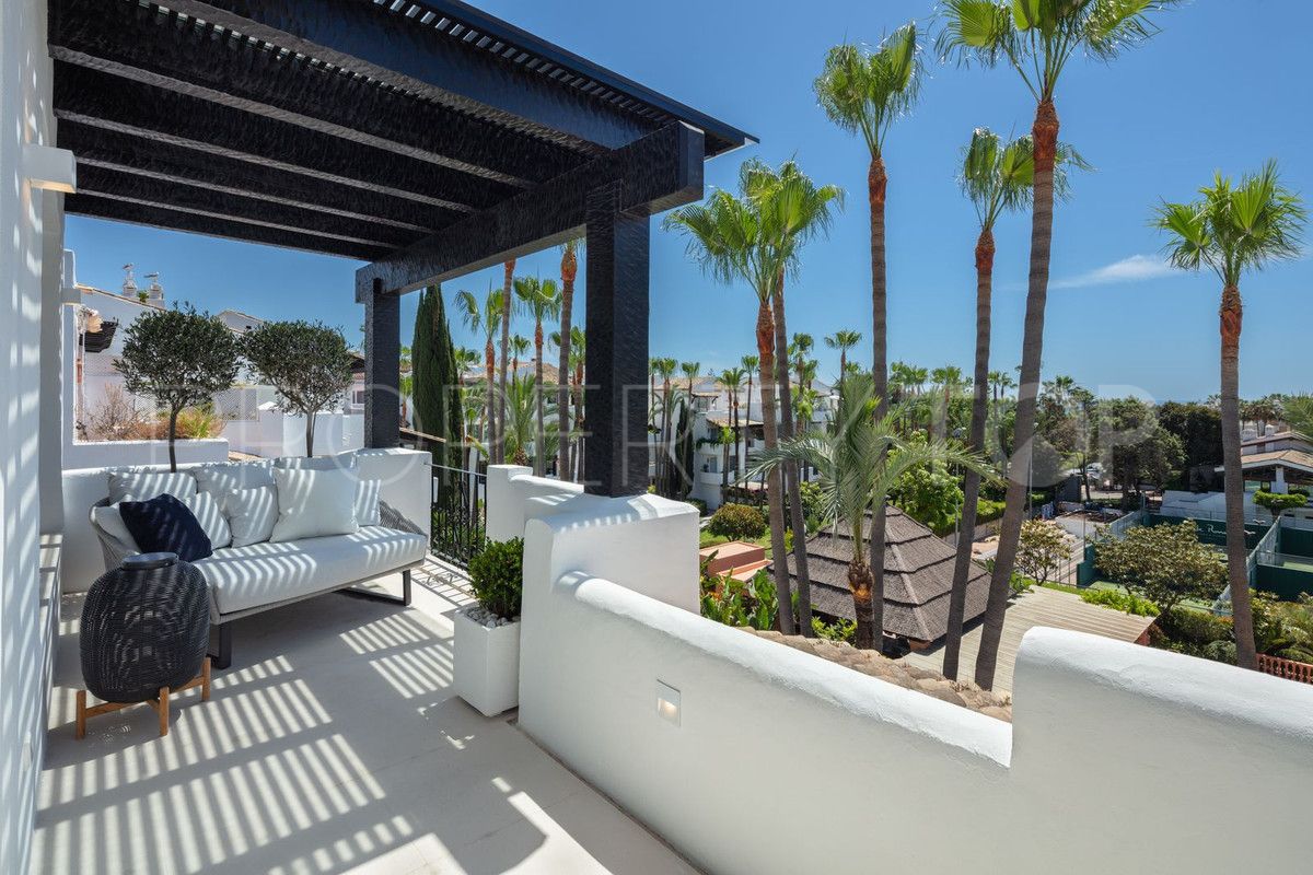 Duplex penthouse for sale in Marbella Golden Mile with 3 bedrooms