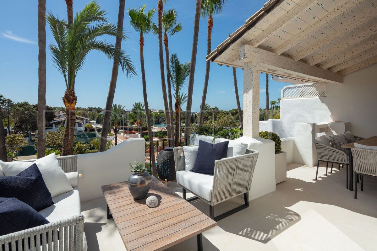 Duplex penthouse for sale in Marbella Golden Mile with 3 bedrooms