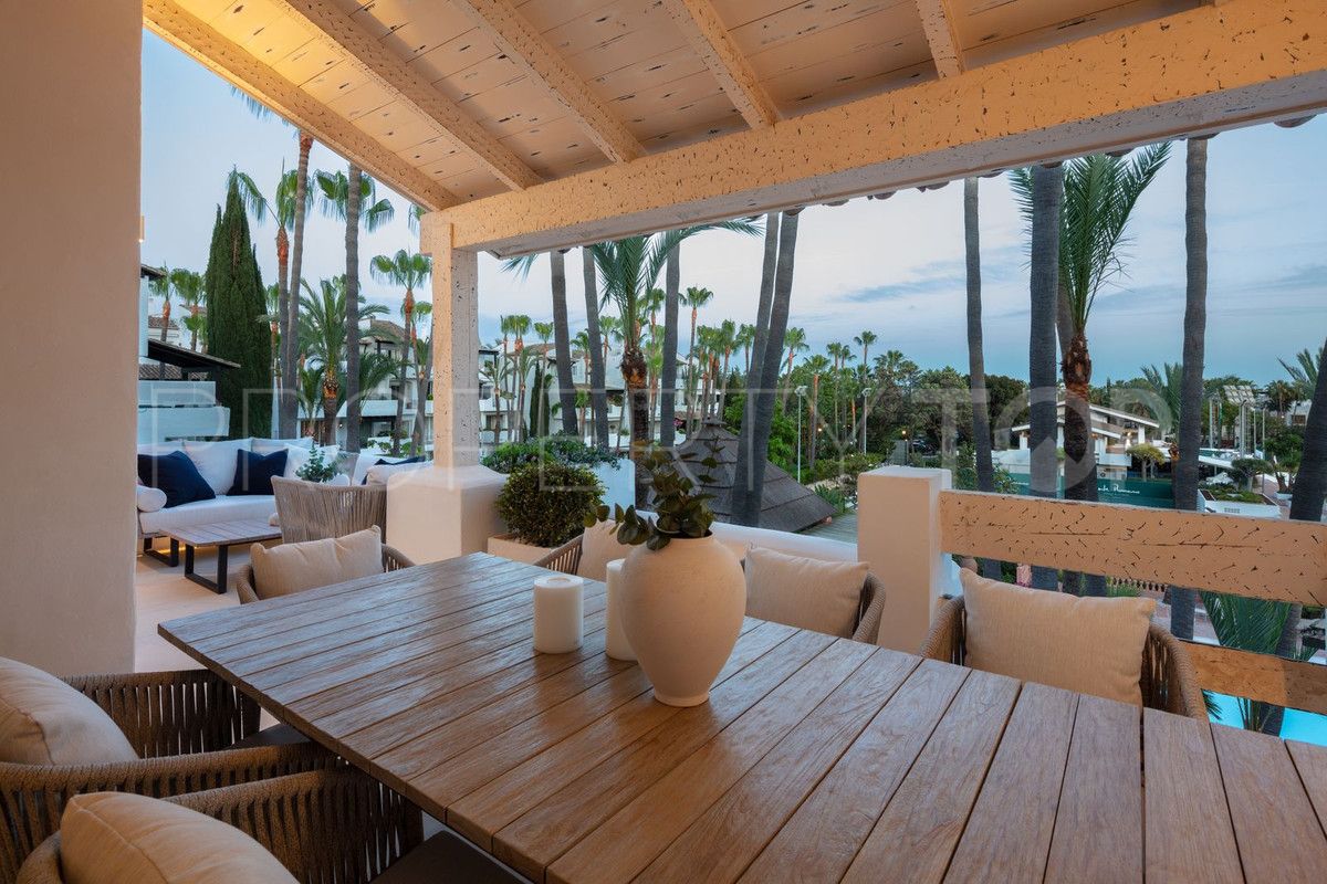 Duplex penthouse for sale in Marbella Golden Mile with 3 bedrooms