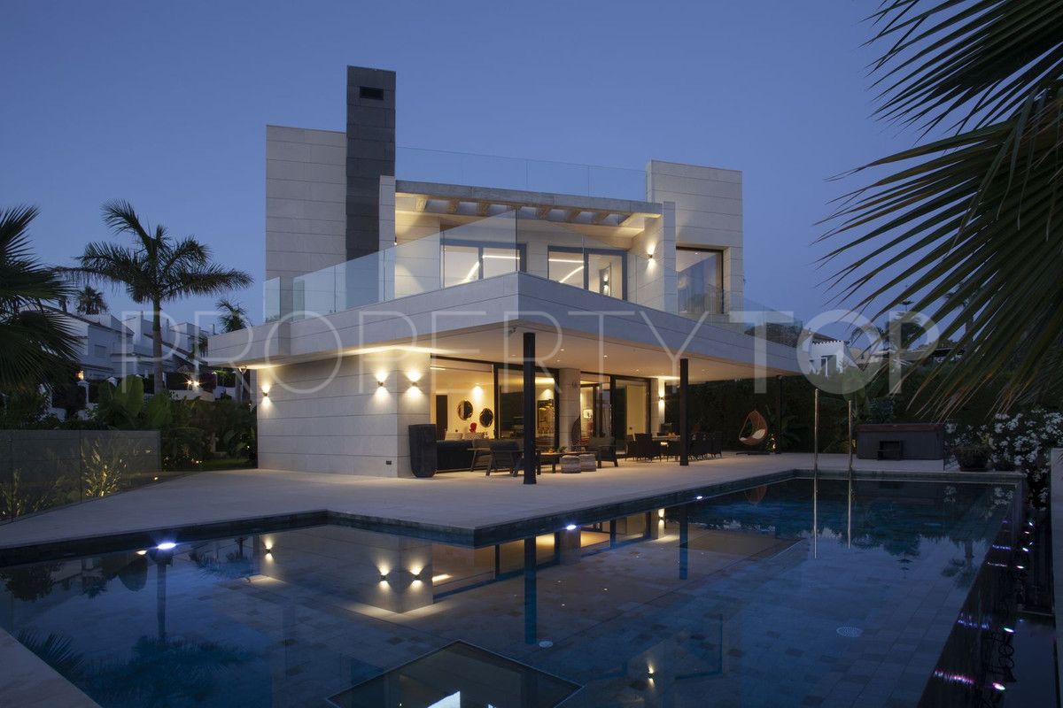 For sale villa in Nueva Andalucia