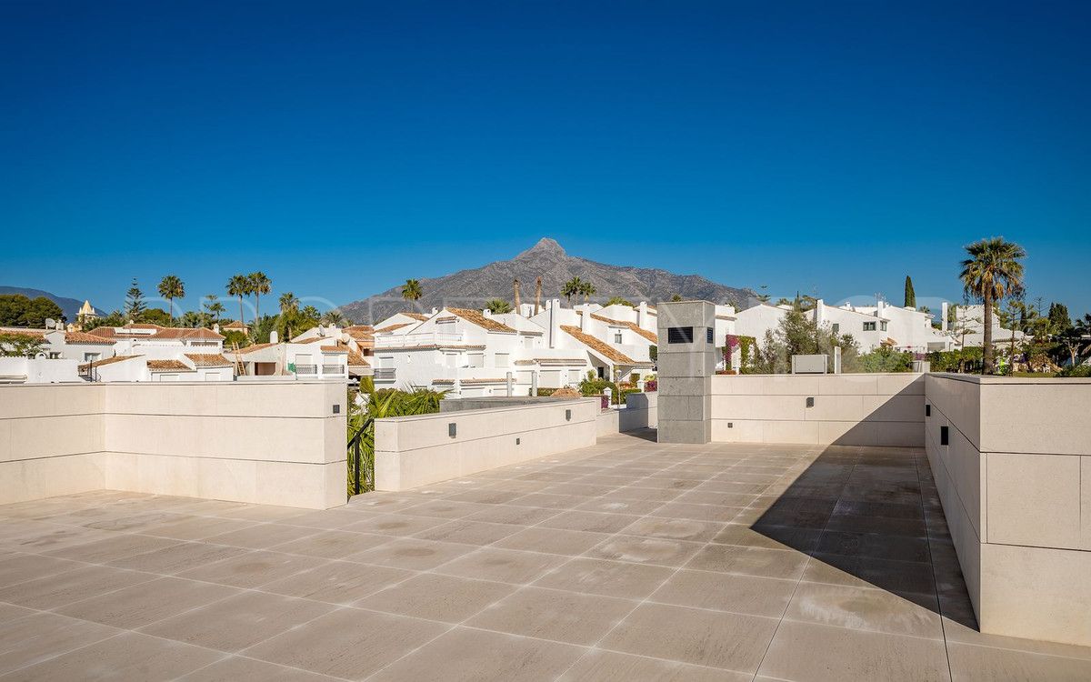 For sale villa in Nueva Andalucia