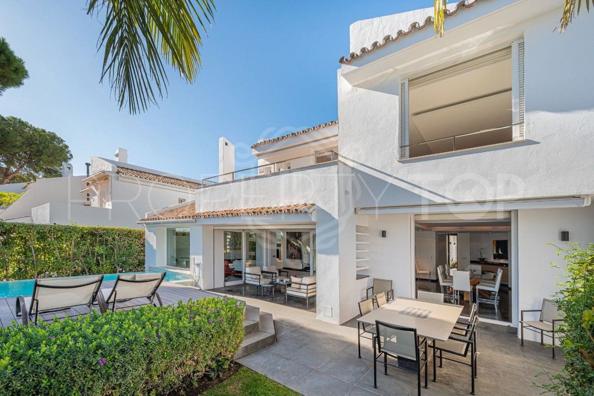 Villa con 4 dormitorios a la venta en Nueva Andalucia