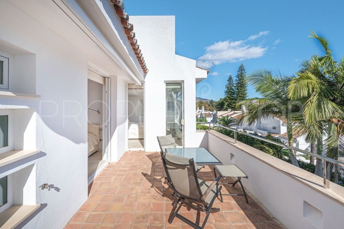 Villa con 4 dormitorios a la venta en Nueva Andalucia