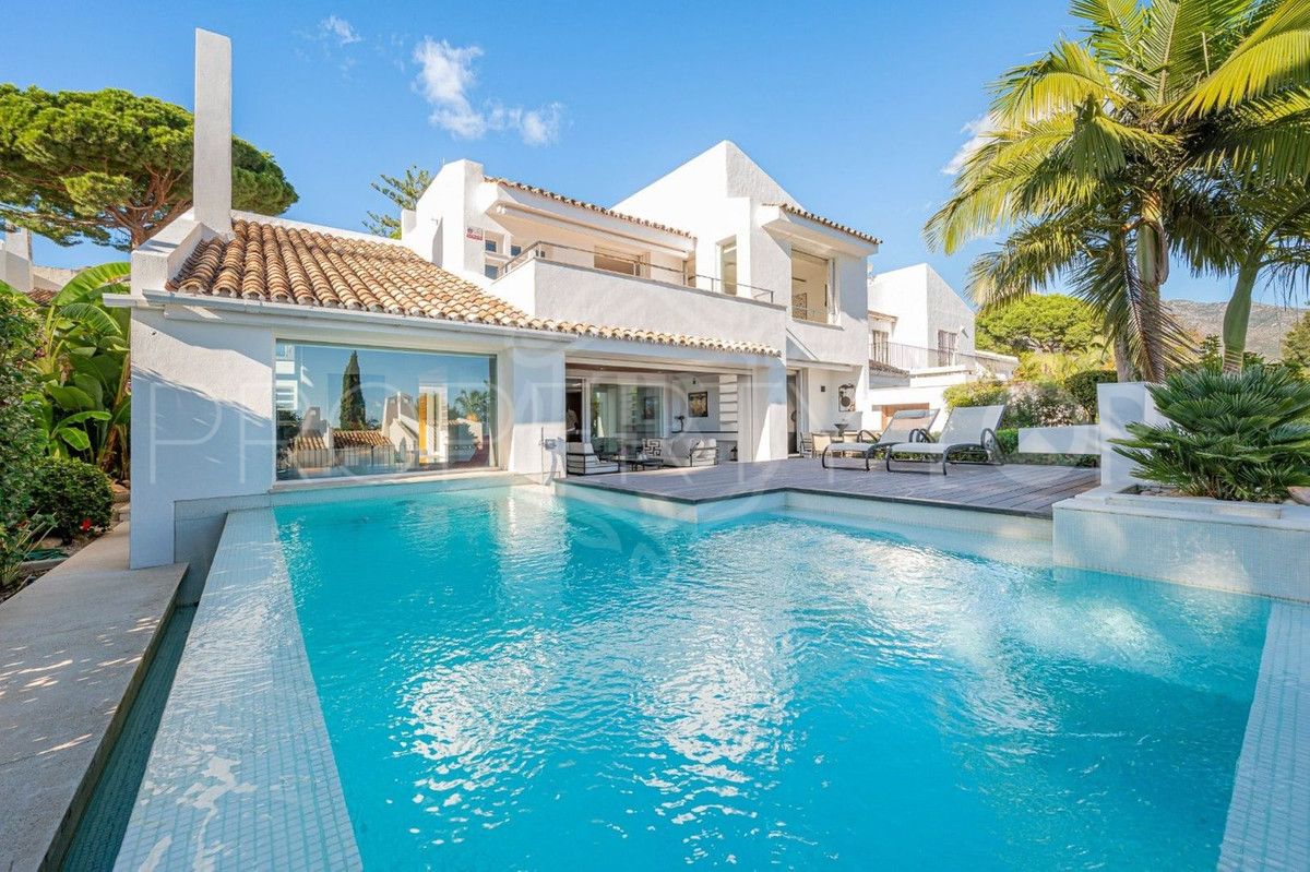 Villa con 4 dormitorios a la venta en Nueva Andalucia