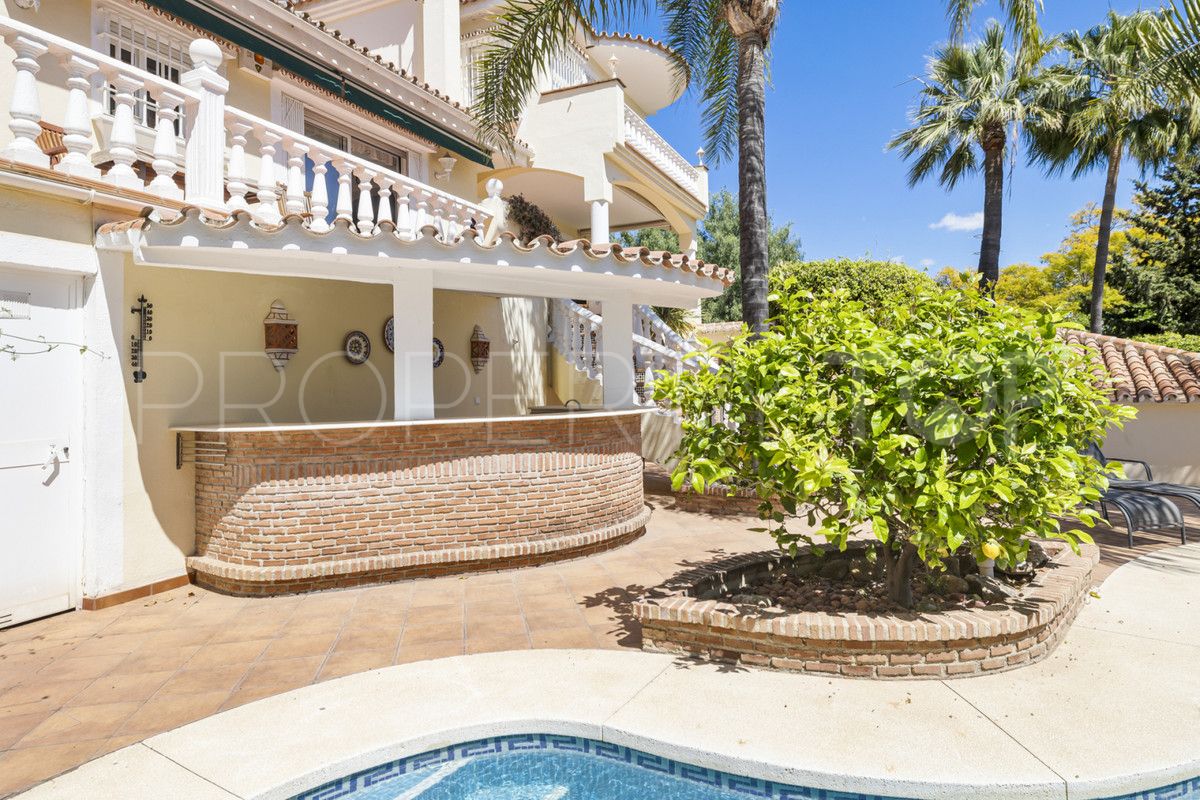 Villa for sale in Nueva Andalucia